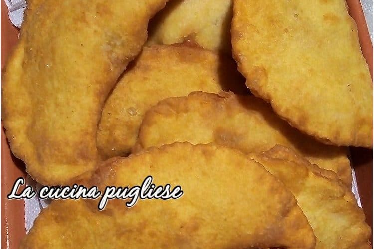 Panzerotti fritti pugliesi - prodotto tipico della rosticceria pugliese da gustare fritto o al forno secondo i gusti.