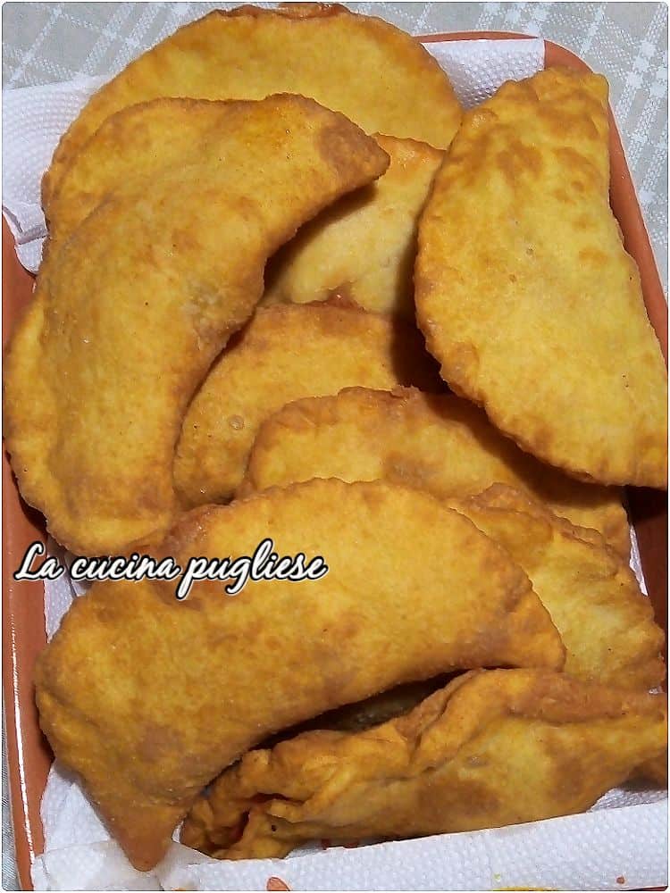 Panzerotti fritti pugliesi - prodotto tipico della rosticceria pugliese da gustare fritto o al forno secondo i gusti.