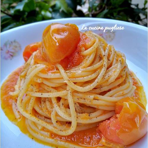 Spaghetti con pomodori scattarisciati