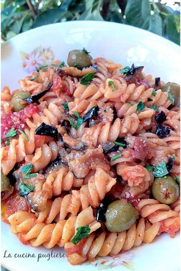 Fusilli con melanzane e olive - la cucina pugliese