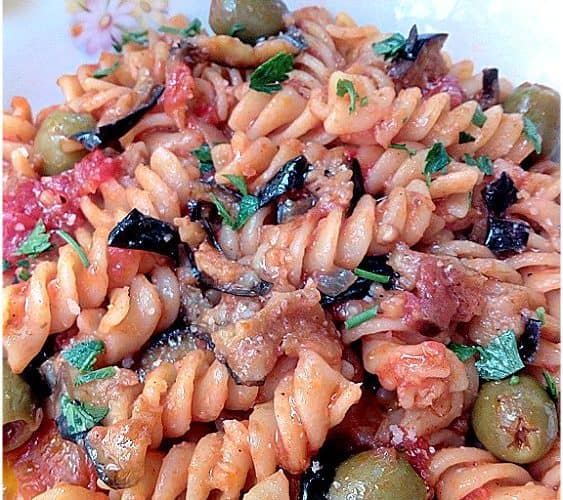 Fusilli con melanzane e olive - la cucina pugliese