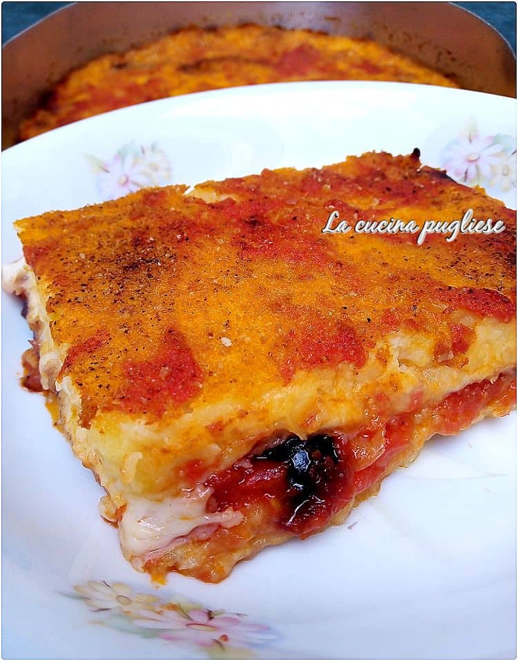 Pitta di patate ovvero pizza rustica tipica della cucina salentina