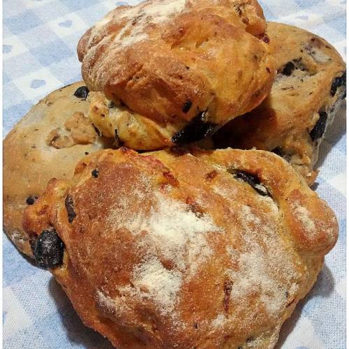 Pucce salentine con olive