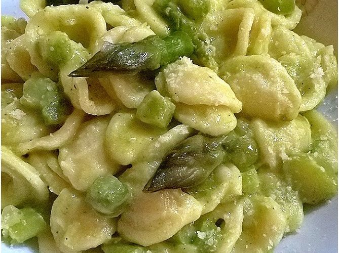 Orecchiette con crema di asparagi - la cucina pugliese