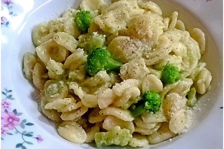 Pasta crema di broccoli e stracchino - la cucina pugliese