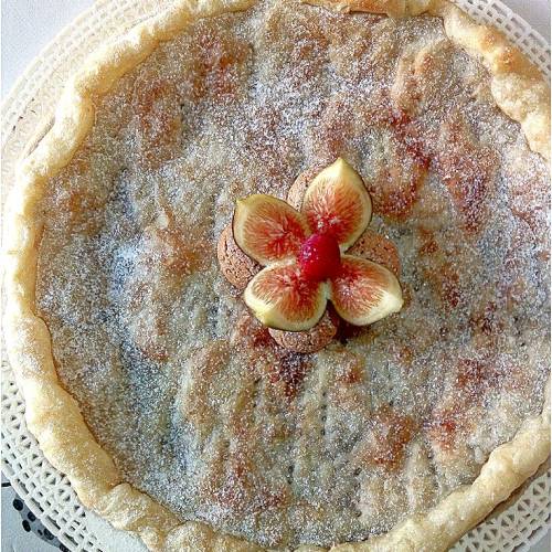 Torta di pasta sfoglia con fichi marmellata e amaretti