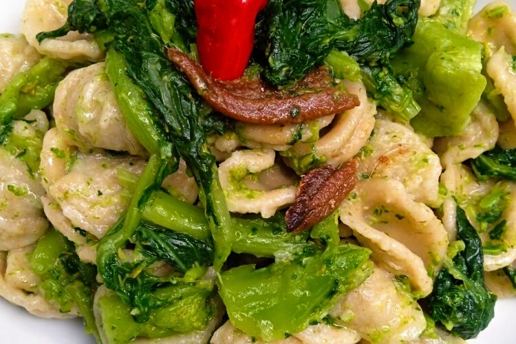 Orecchiette alle cime di rapa con aglio, acciunghe e peperoncino