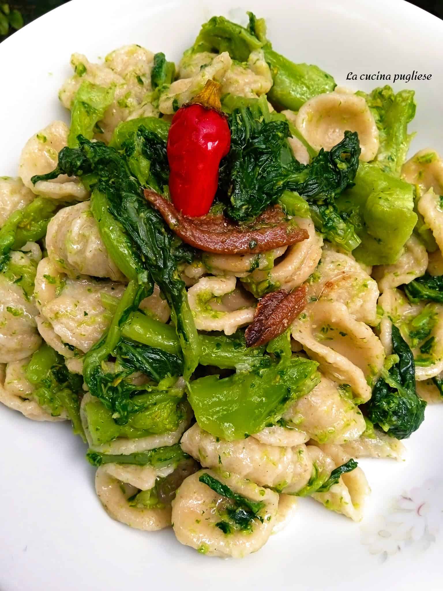 Orecchiette alle cime di rapa con aglio, acciunghe e peperoncino