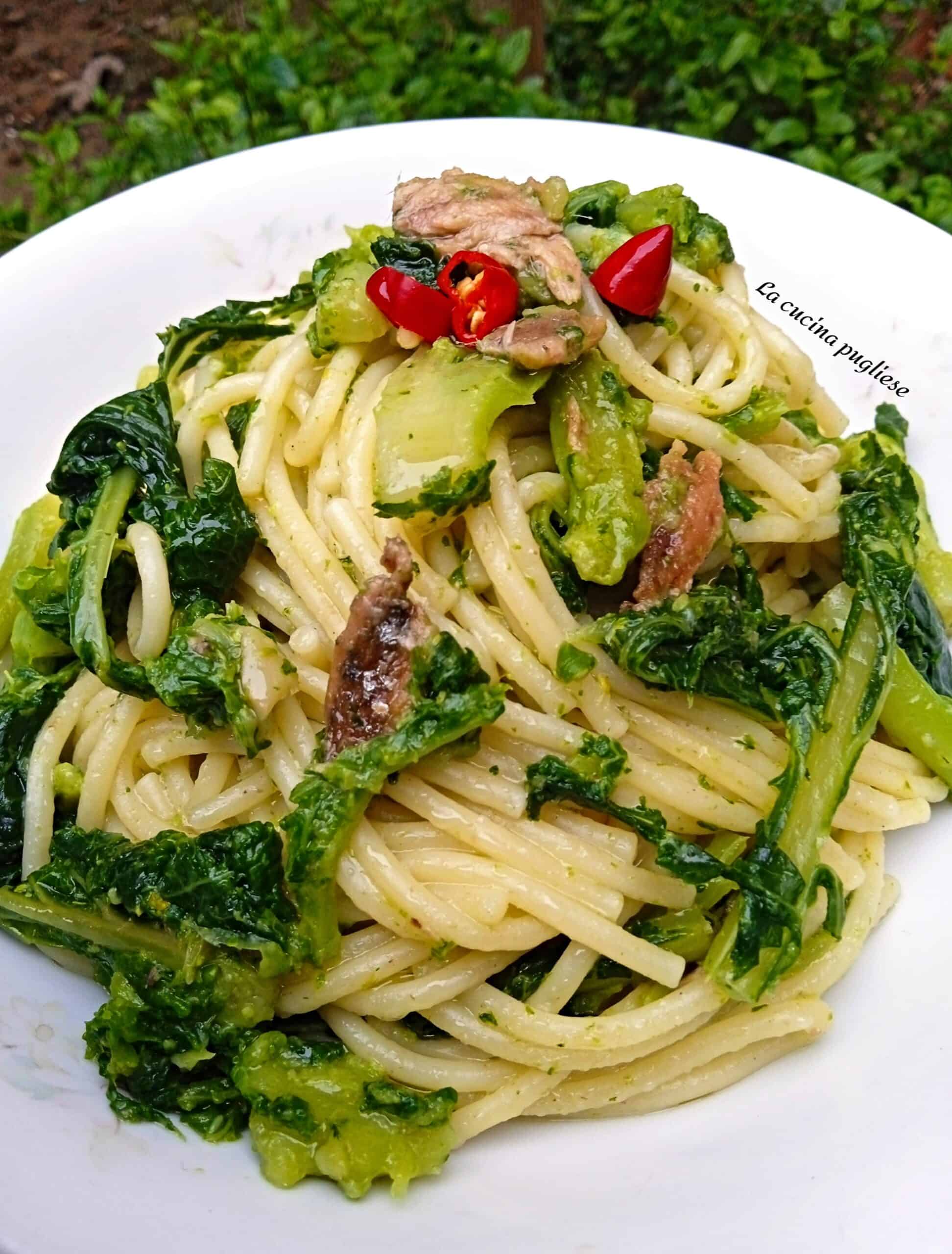 Spaghetti alle cime di rapa con aglio, acciughe e peperoncino