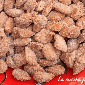 Mandorle pralinate - una specialità pugliese..tanto deliziose, prelibate e squisite da assaporare a Natale e quando si ha voglia di un dolcetto per "coccolarsi". Ecco la ricetta!