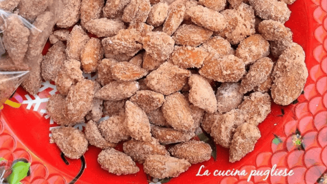 Mandorle pralinate - una specialità pugliese..tanto deliziose, prelibate e squisite da assaporare a Natale e quando si ha voglia di un dolcetto per "coccolarsi". Ecco la ricetta!