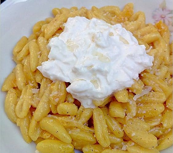 Pasta con zafferano e burrata - la cucina pugliese