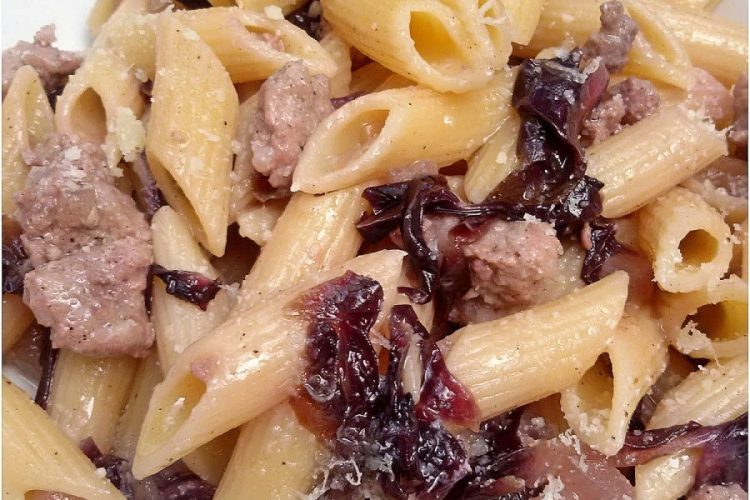 Pasta radicchio e salsiccia - la cucina pugliese--