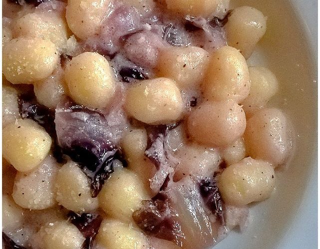 Gnocchi con radicchio e robiola - la cucina pugliese
