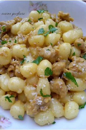 Gnocchi con salsiccia e zafferano - la cucina pugliese--