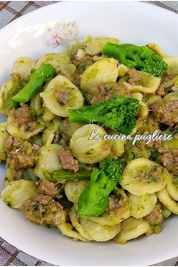 Orecchiette con salsiccia e cime di rapa - lacucinapugliese--