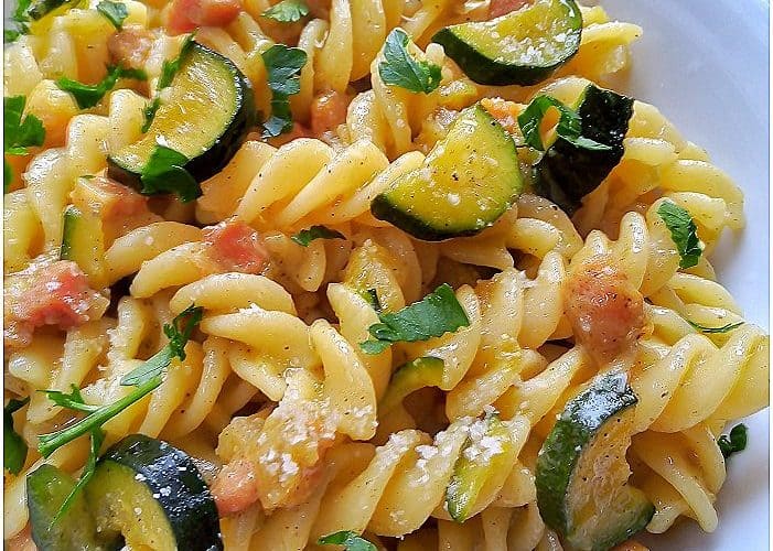 Pasta con zucchine pancetta e zafferano - cucinapugliese