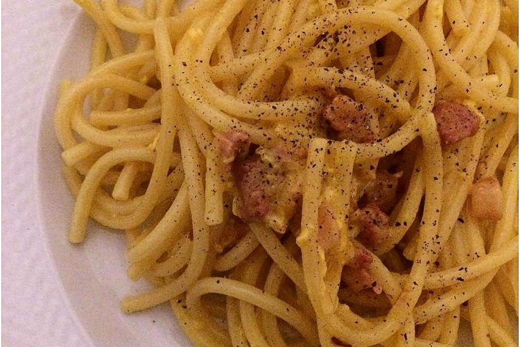Spaghetti alla carbonara - la cucina pugliese--