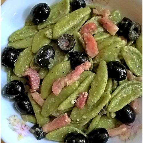 Foglie di ulivo con olive e pancetta