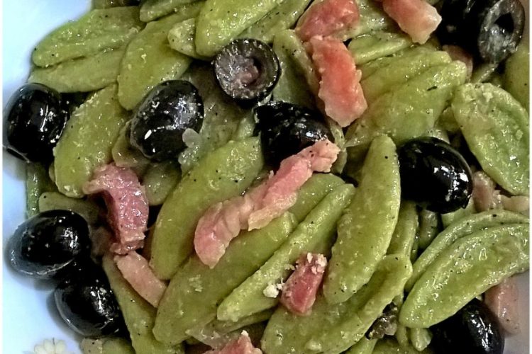 Foglie di ulivo con olive e pancetta - la cucina pugliese