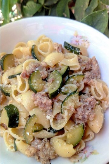 Pasta con zucchine e salsiccia - la cucina pugliese-