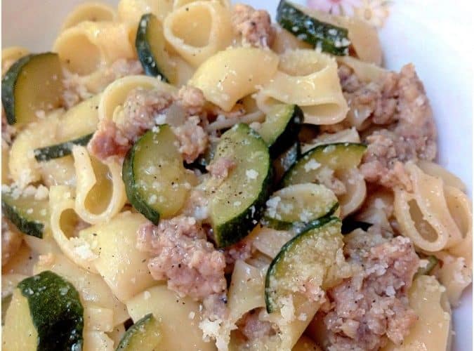 Pasta con zucchine e salsiccia - la cucina pugliese-