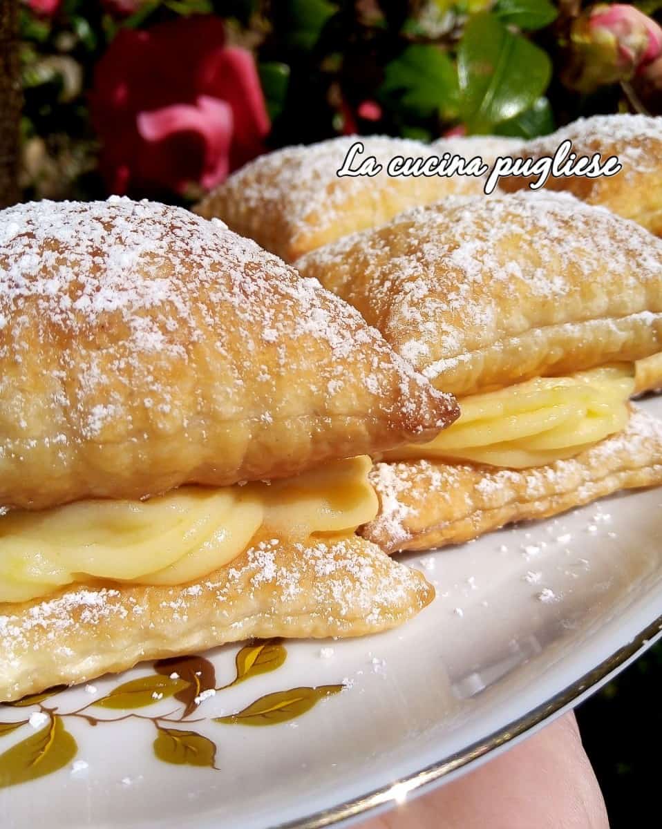 Sporcamuss pugliesi dolcetti di pasta sfoglia, crema e zucchero a velo