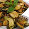 Zucchine alla poverella condite con menta, aglio, sale