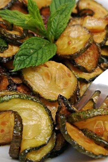 Zucchine alla poverella condite con menta, aglio, sale