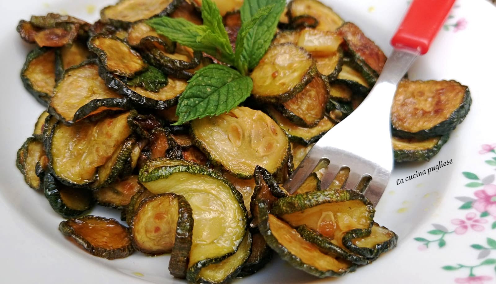 Zucchine alla poverella condite con menta, aglio, sale