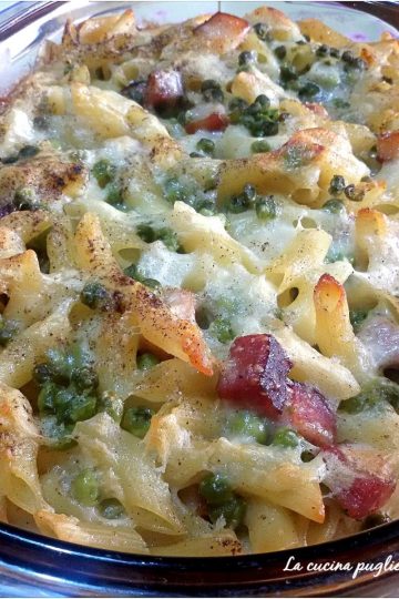 Pasta al forno piselli pancetta e mozzarella - la cucina pugliese