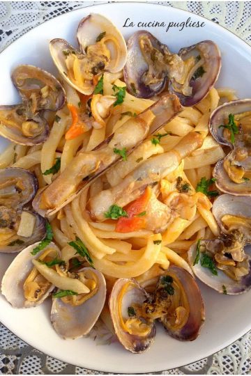 Tagliatelle con vongole cannolicchi e fasolari - la cucina pugliese