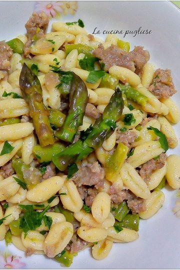 Cavatelli asparagi e salsiccia - la cucina pugliese