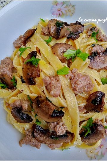 Tagliatelle salsiccia e funghi - la cucina pugliese