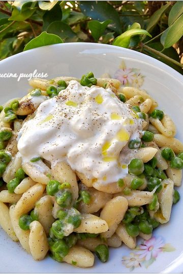 Cavatelli con piselli e stracciatella - la cucina pugliese--