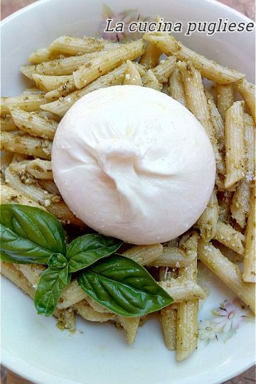 Pasta al pesto e burrata - la cucina pugliese