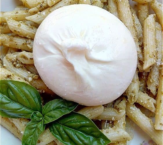 Pasta al pesto e burrata - la cucina pugliese