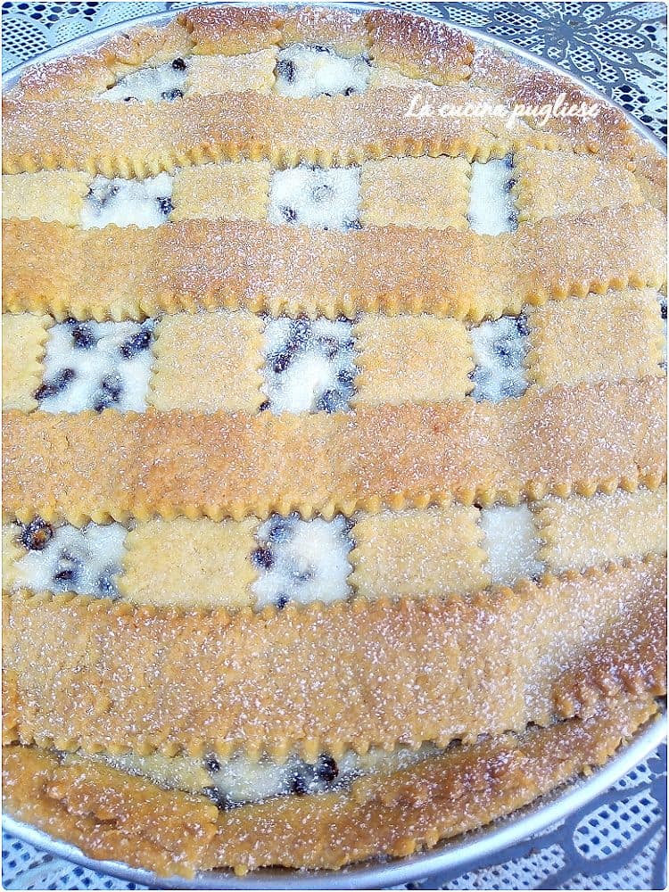 Pizza di ricotta pugliese - crostata di pasta frolla con ricotta e gocce di cioccolato