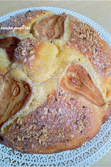 Torta al latte con pere e granella di nocciole - la cucina pugliese