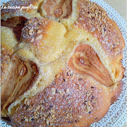 Torta al latte con pere e granella di nocciole