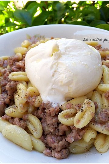 Cavatelli salsiccia e burrata - la cucina pugliese--