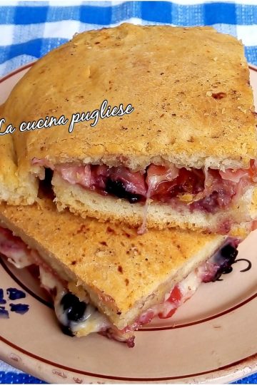 Focaccia ripiena salentina - una ricetta facile da preparare e tanto sfiziosa. Ecco la ricetta!