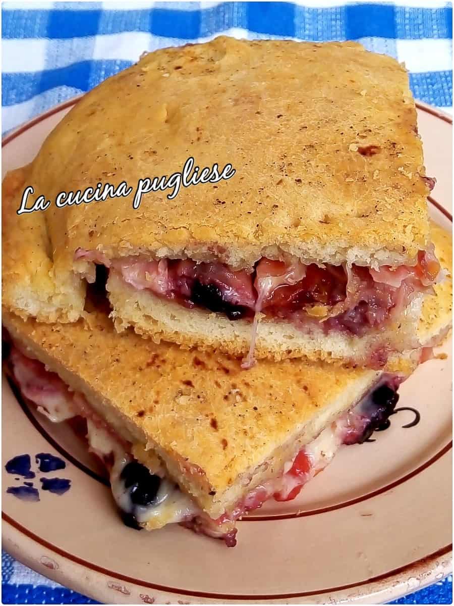 Focaccia ripiena salentina - una ricetta facile da preparare e tanto sfiziosa.