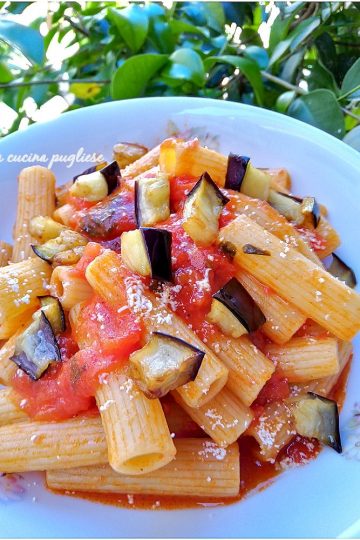 Pasta al sugo con melanzane fritte - la cucina pugliese--