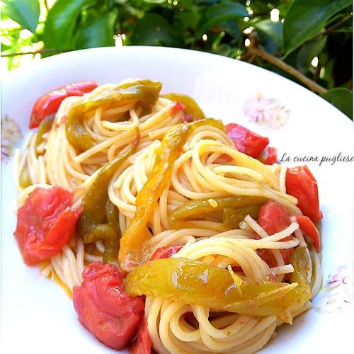 Spaghetti con friggitelli e pomodorini