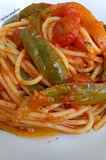 Spaghetti con friggitelli e pomodorini - lacucinapugliese