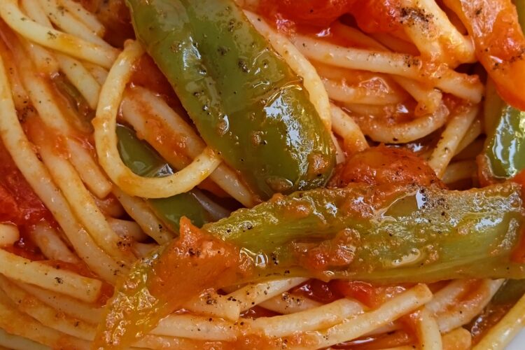 Spaghetti con friggitelli e pomodorini - lacucinapugliese