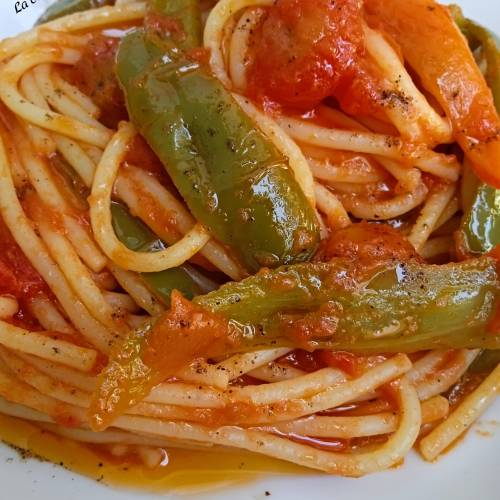 Spaghetti con friggitelli e pomodorini