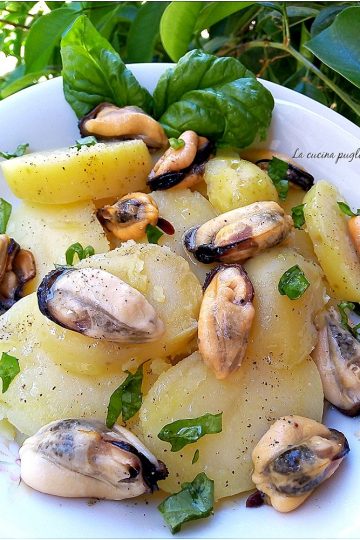 Insalata di patate e cozze - una ricerra estiva facile e veloce da preparare.