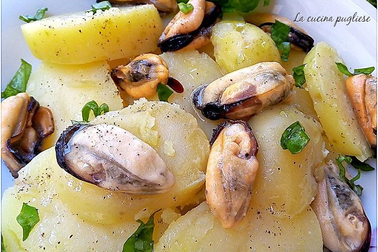 Insalata di patate e cozze - una ricerra estiva facile e veloce da preparare.